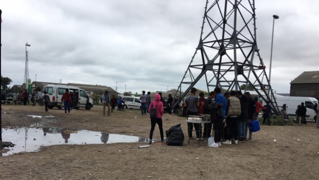 Un migrant a été tué d'un coup de couteau samedi soir à Calais.