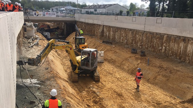 Le futur tunnel commence à se dessiner sous le passage à niveau de Verton