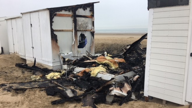 Calais : un chalet de plage détruit par les flammes