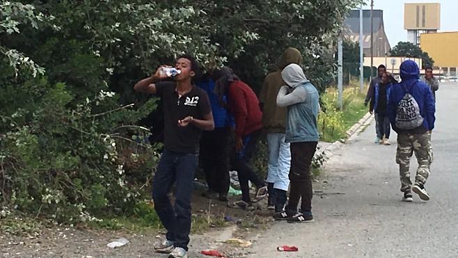 Interpellation d’un migrant pour des jets de pierre sur des CRS à Calais