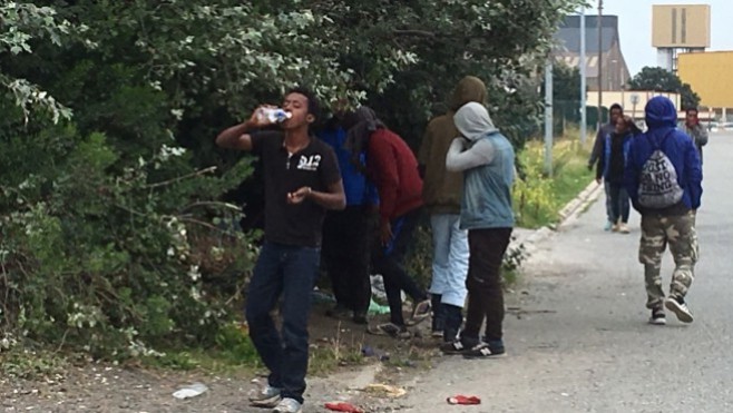 Calais : des migrants brisent le pare-brise d'un poids-lourd