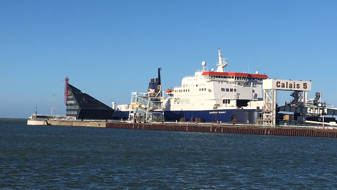 Deux migrants retrouvés cachés dans un bus au port de Calais