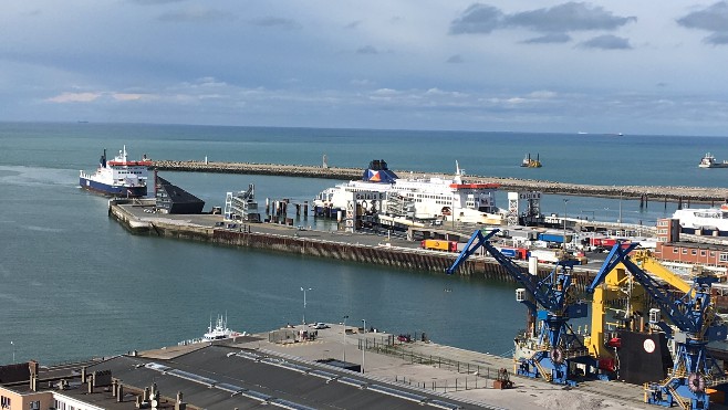 Deux migrants secourus dans le port de Calais