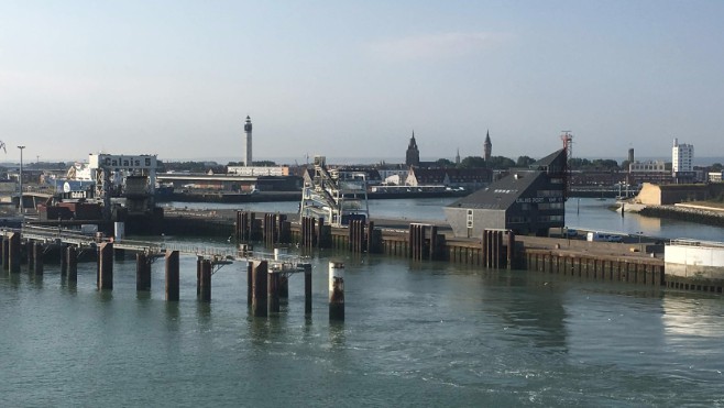 Port de Calais : 5 migrants découverts dans un camion.