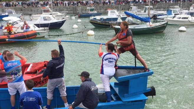 Calais : la maire Natacha Bouchart se mouille aux joutes nautiques !