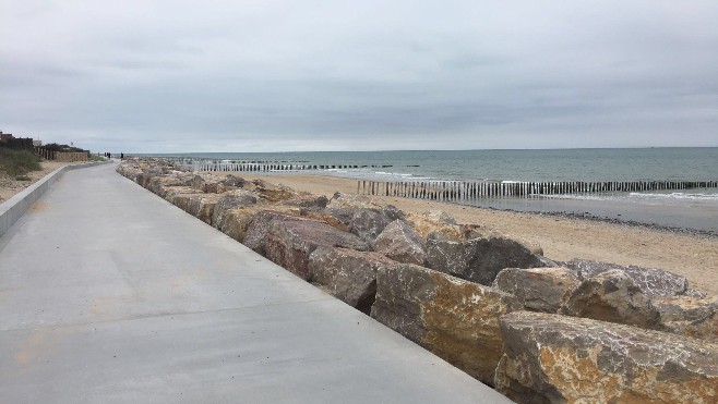 Sangatte: les interdictions dans la zone de baignade mettent le feu aux poudres sur les réseaux sociaux