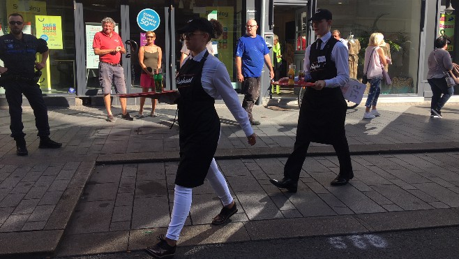 Enorme succès pour la course des garçons de café à Calais