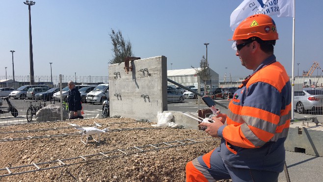 Des drones survolent le chantier de Calais port 2015