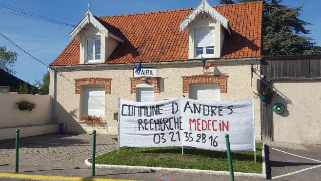 Andres déploie une banderole pour trouver un nouveau médecin