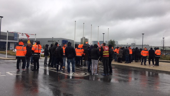 Manifestation d’une centaine de salariés d’Alcatel Submarine Networks à Calais