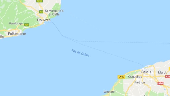 Huit migrants dont deux enfants récupérés dans une embarcation au large de Calais