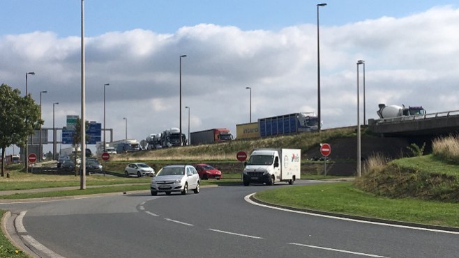 Des kilomètres de camions sur l’A16 stationnés sur les bandes d’arrêt d’urgence