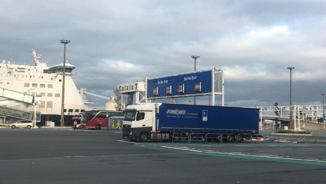 Port de Calais : un migrant est mort malgré des secours. 