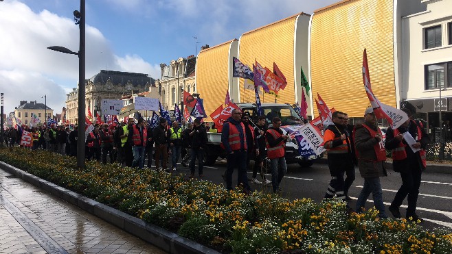 300 personnes dans les rues de Calais pour manifester contre la politique sociale du gouvernement