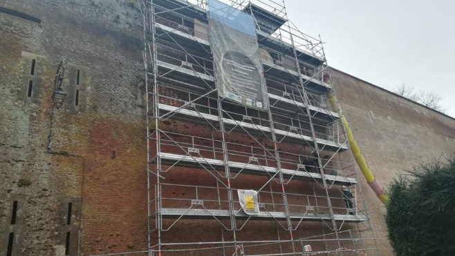 Montreuil: douze jeunes ont entamé le troisième chantier de restauration des remparts