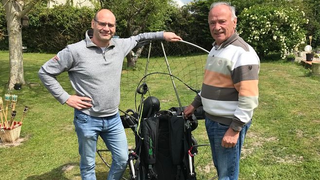 Traverser la Manche en paramoteur : le beau cadeau d'un fils à son père