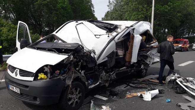 Collision entre un utilitaire et un poids lourd sur l'A16 lundi matin.