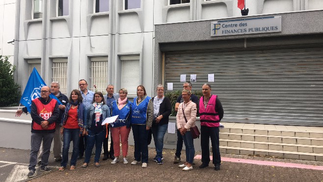 Calais : manifestation des agents des impôts contre un service public dégradé