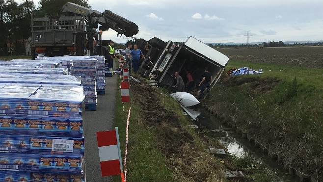 Déblayage d'un camion accidenté, la D248 coupée entre Marck et les Attaques