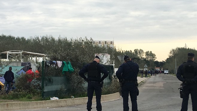 Grosse opération d'évacuation de migrants en cours à Calais