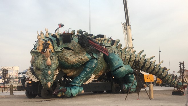 Le Dragon de Calais exposé sur le front de mer à la surprise des badauds (VIDEO)