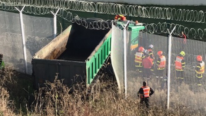 A16 : un poids lourd termine sa course sur le site d'Eurotunnel