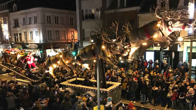 Calais : des milliers de spectateurs pour la Grande Parade de Noël. 