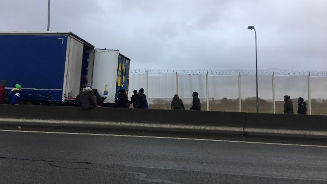 La rocade portuaire de Calais envahie par des dizaines de migrants