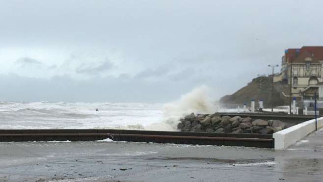 Tempête Ciara: les vagues ont submergé le littoral 