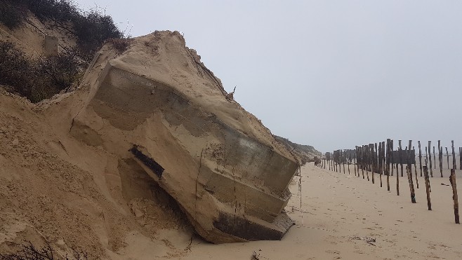 Chute du blockhaus posé sur le cordon dunaire à Oye-Plage