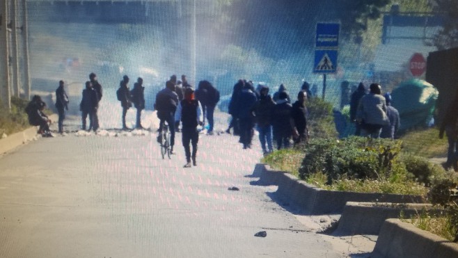 Affrontements entre migrants et forces de l'ordre: la ville de Calais veut un confinement obligatoire pour les réfugiés