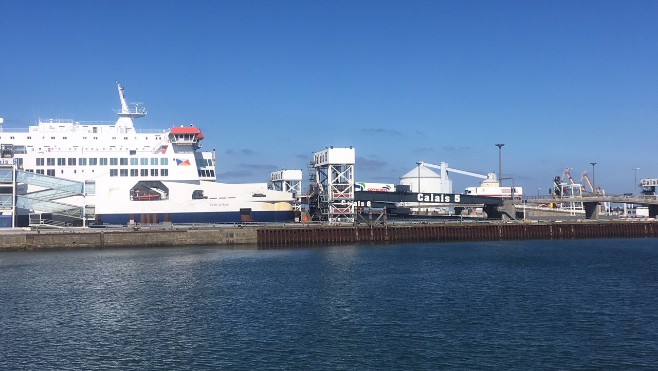 Six migrants secourus dans le port de Calais