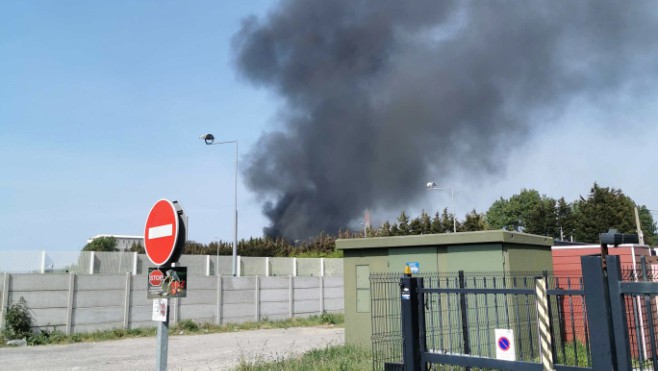 Un incendie sur le site industriel de Tioxide à Calais ce jeudi.