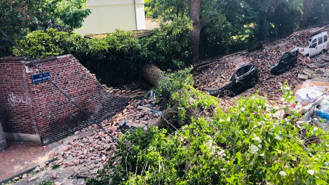 Effondrement impressionnant d'un mur à Croix, dans le Nord