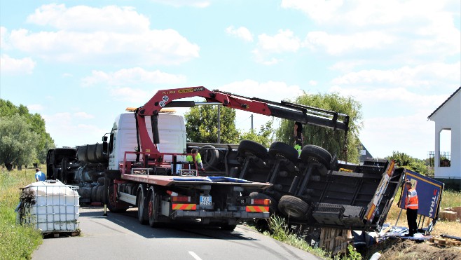 Cappelle-Brouck: 1500 litres de peinture finissent dans un watergang