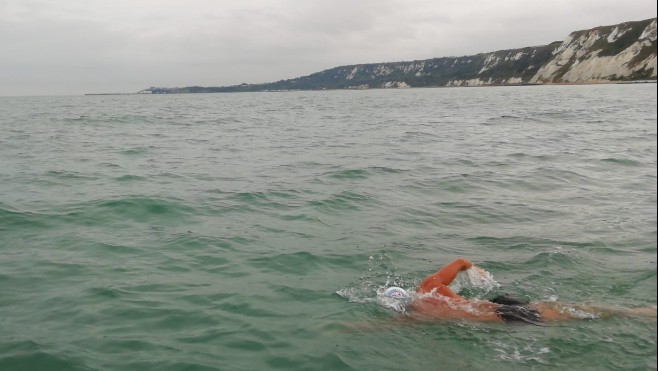 Julien Barbeau tente actuellement la traversée de la Manche à la nage