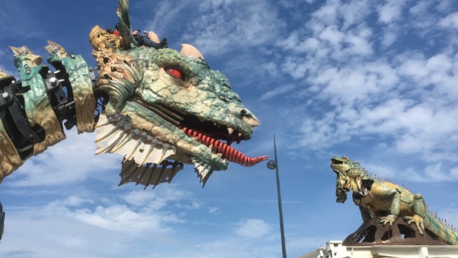 A Calais, le public peut manipuler un iguane près du dragon !