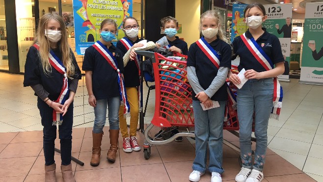 5 caddies de nourriture pour animaux collectés hier par le conseil municipal des enfants de Calais 