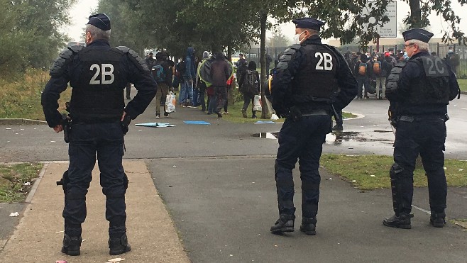 Violences entre migrants et forces de l’ordre à Calais. Les syndicats de police s’apprêtent à vivre un « hiver difficile »