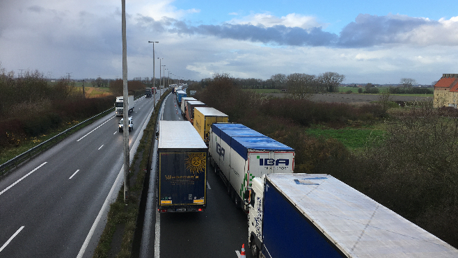 L'A16 de nouveau coupée aux poids-lourds à l'échangeur 49 Marck-Est 