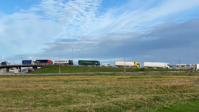 Saturation du trafic à l’approche du tunnel et trafic fluide à l’approche du port de Calais