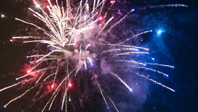 Des feux d’artifice dans le ciel de Calais ce soir