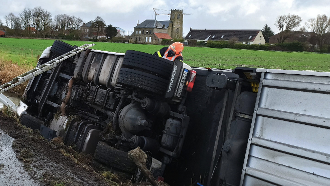 Nouvelle-Eglise: un poids lourds couché dans le fossé sur la D229