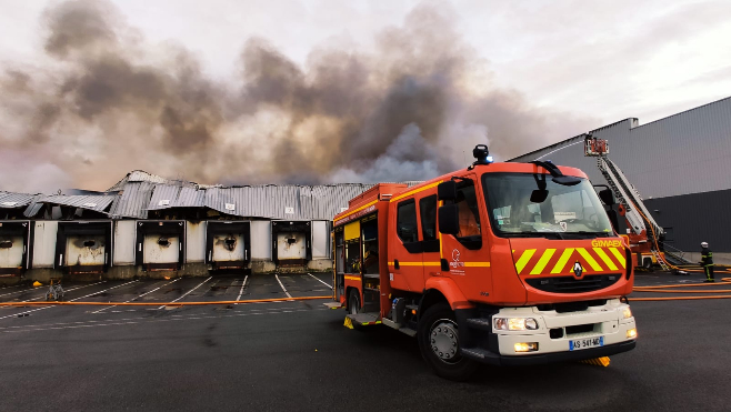 Bailleul : impressionnant incendie à l’entreprise de transports Caillot