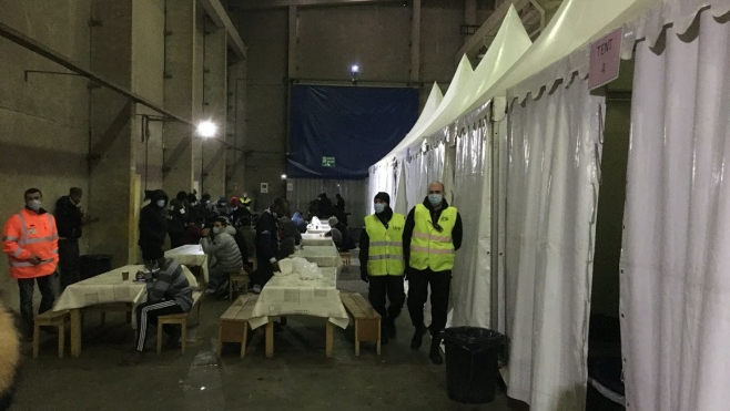 Plan Grand Froid : une opération de mise à l'abri des migrants s'est déroulée à Calais mardi après-midi. 