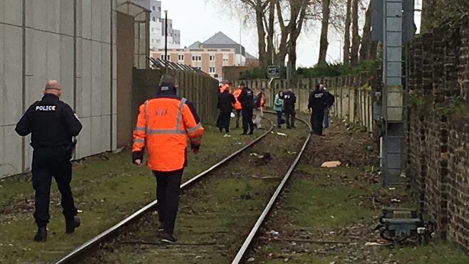 Un migrant gravement blessé après avoir tenté de monter dans un train à Calais