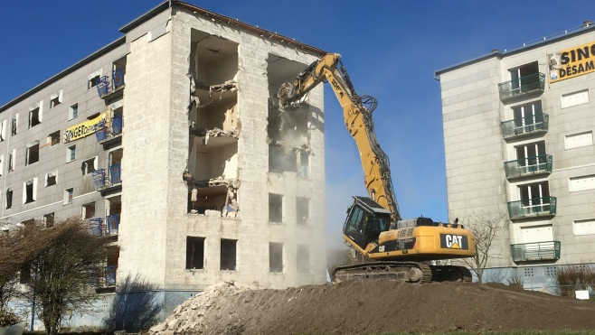 A Outreau, la démolition du premier immeuble de la Tour du Renard a débuté... 