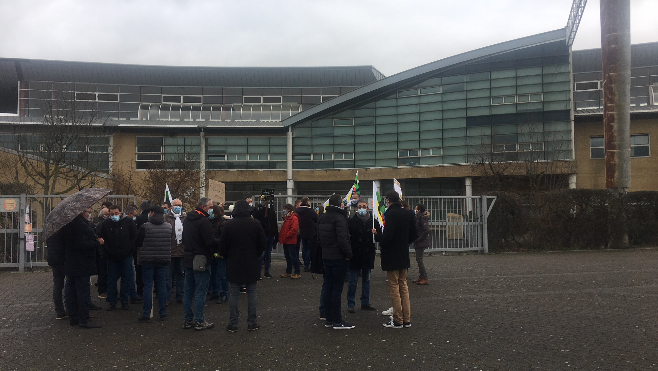 Une cinquantaine d’enseignants du lycée HQE à Calais réunis hier matin devant leur établissement