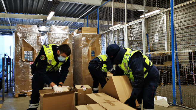 Calais: 10 tonnes de tabac de contrebande saisies en 48h par les douanes