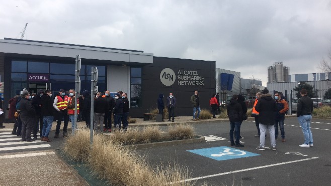 Une centaine de personnes rassemblée ce matin devant ASN à Calais